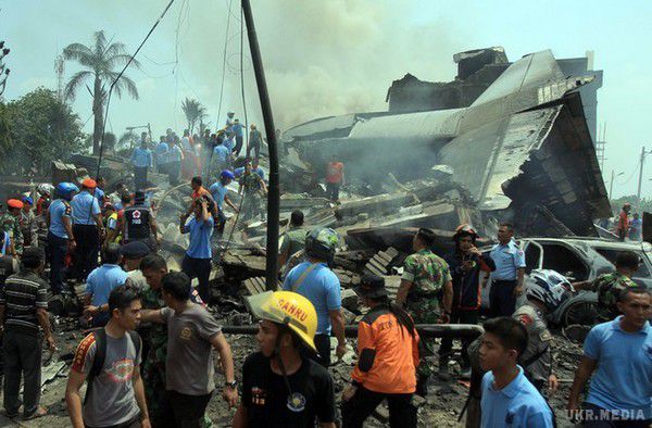 Авіакатастрофа індонезійського військового літака - врізався у гору. Щонайменше 13 осіб загинули 