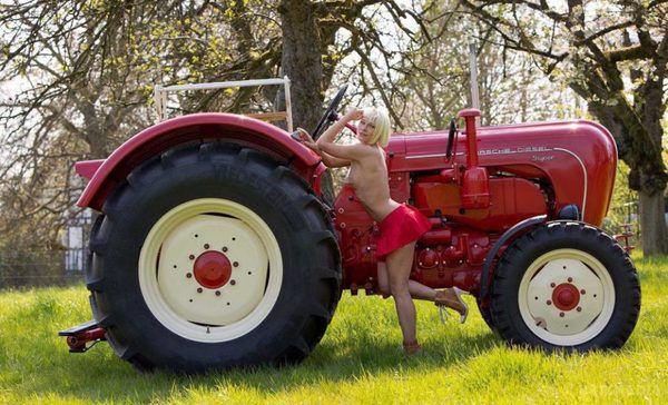 Гарячий еротичний календар, який підкорив німецьких фермерів (фото). У Німеччині вийшов еротичний календар, який викликав величезний ажіотаж серед німецьких фермерів.