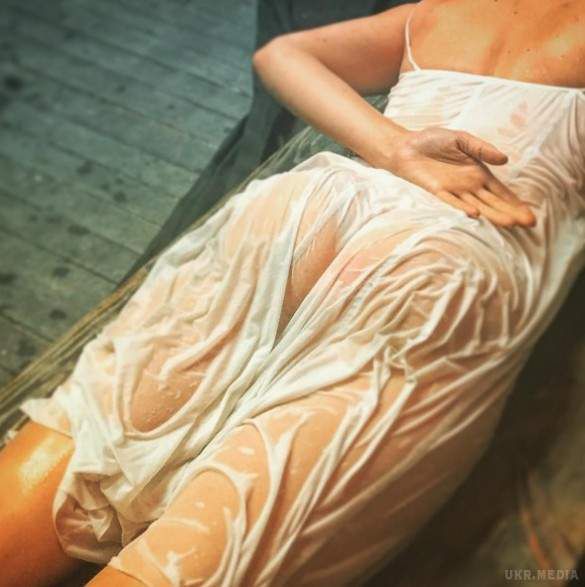 Спокуслива Даша Астаф'єва в мокрому плаття-ночнушке. Співачка заінтригувала кадрами зі зйомок нового кліпу. 