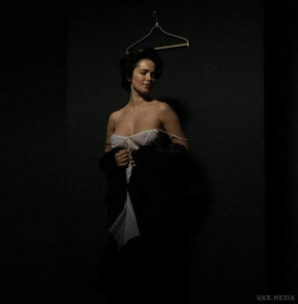 Спокуслива Даша Астаф'єва в мокрому плаття-ночнушке. Співачка заінтригувала кадрами зі зйомок нового кліпу. 