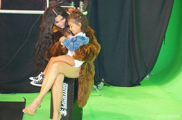 На зйомки для еротичного календаря Кім Кардашьян взяла з собою маленьку дочку (фото, відео). Вже майже три місяці зірка реаліті-шоу Кім Кардашьян (Kim Kardashian) не з'являлася в Мережі і не викладала фотографії.
