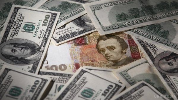 Курс продажу готівкового долара знову досяг 27 гривень. У понеділок, 19 грудня, середній курс купівлі готівкового долара в українських банках, порівняно з п'ятницею, знизився на 3,08 коп до 26,4025 грн.