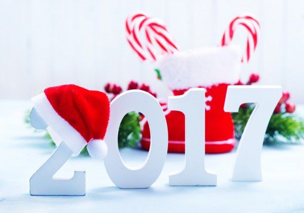 Що має бути на новорічному столі в рік Півня. Вже саме час задуматися над тим, як зустрічати Новий рік 2017, що поставити на новорічний стіл і як прикрасити будинок до свята.