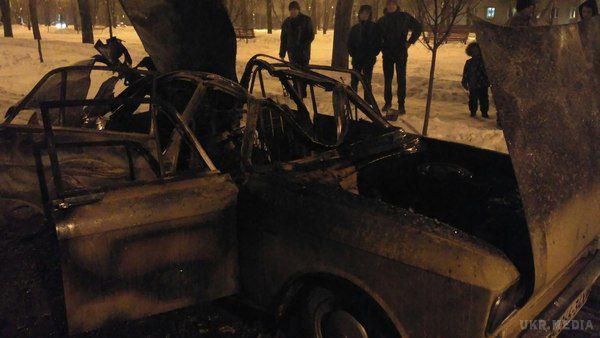 Дах знесло: у Харкові посеред дороги вибухнув автомобіль. Сьогодні, 19 грудня, ввечері на Нових Будинках вибухнув "Москвич".