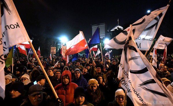 Президент Польщі на тлі протестів знизив пенсійний вік (фото). Дуда підписав закон про зниження пенсійного віку в Польщі.
