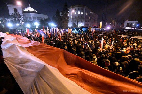 Президент Польщі на тлі протестів знизив пенсійний вік (фото). Дуда підписав закон про зниження пенсійного віку в Польщі.