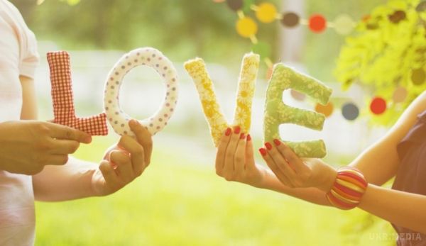 Як зберегти любов: 12 рецептів сімейного щастя.  p Що сприяє зміцненню любові на довгі роки? Які цінності сімейного життя? /p 