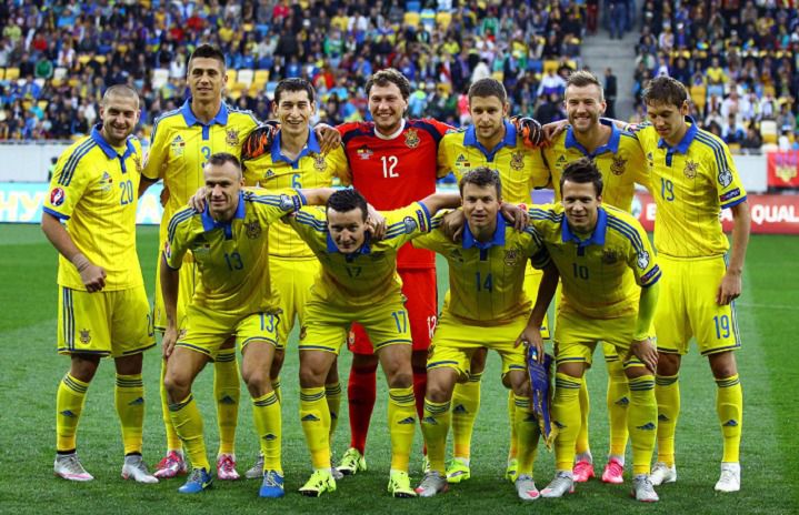 За вболівальників ФІФА покарала Україну. Федерація Футболу України буде змушена заплатити штраф у розмірі 60 тисяч швейцарських франків.