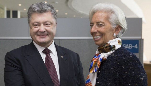 Порошенко і Лагард скоординували кроки в рамках програми розширеного фінансування. Петро Порошенко провів телефонну розмову з главою МВФ Крістін Лагард.
