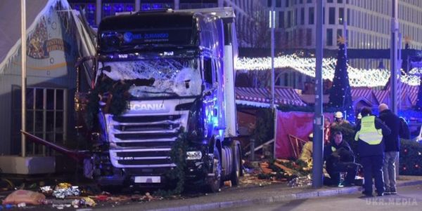 У Берліні вантажівка в'їхала у натовп на ярмарку, є жертви. Кілька десятків осіб отримали поранення в результаті теракту в Берліні.