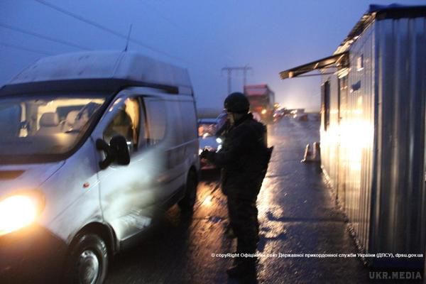Правоохоронцями затримано мікроавтобус зі зброєю у яку везли  до Києва. У Донецькій області на КПВВ Мар'їнка правоохоронцями затримано мікроавтобус зі зброєю і боєприпасами, що прямував до Києва