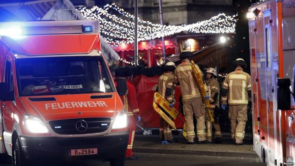 Німецька поліція заявляє про умисний напад на берлінський різдвяний ярмарок - трагедія у Берліні. Німецька поліція заявляє про умисний напад на берлінський різдвяний ярмарок, а міністр внутрішніх справ країни вважає, що події вказують на теракт