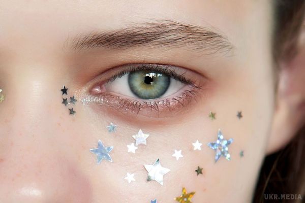  Незвичайний новорічний макіяж для очей. Щоб зробити самий звичайний макіяж новорічним - просто додай Гліттера у вигляді зірочок.