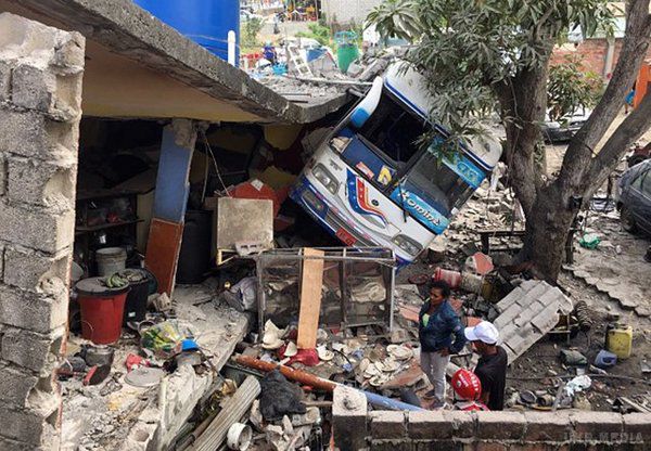 Потужний землетрус сколихнув Еквадор: є жертви. В Еквадорі стався землетрус магнітудою 5,7 балів, внаслідок якого загинули 3 людей і 47 отримали поранення.