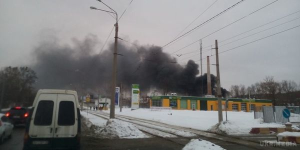 У Харкові загорівся склад з пластиком, є жертви (фото). У Харкові у вівторок вранці на території колишнього заводу" почалася пожежа, в результаті якого загинула, як мінімум, одна людина.