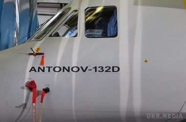В Україні представили новий літак Ан-132 (фото). Новий транспортник є спільним проектом ДП "Антонов" і партнерів з Саудівської Аравії і являє собою глибоку модернізацію Ан-32