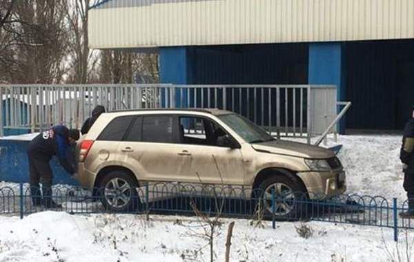 У Донецьку прогримів потужний вибух. Біля магазину Дитячий світ вибухнув автомобіль.
