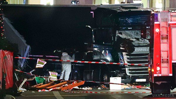  Відповідальність за теракт в Берліні взяла на себе ІДІЛ. Вантажівка врізалася в натовп леюдей на різдвяному базарі в районі вулиці Курфюрстендамм в Берліні. В результаті НП загинули 12 чоловік, 50 були поранені.