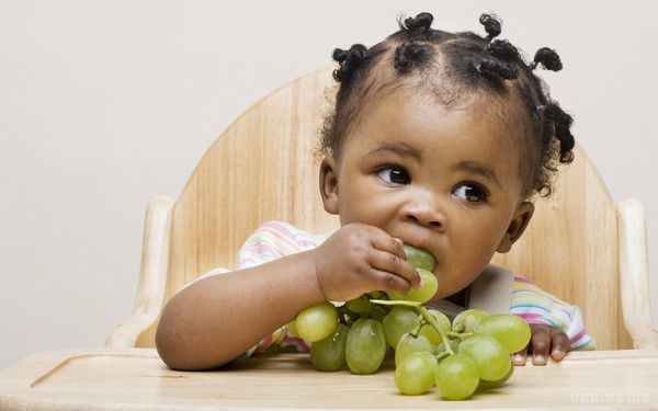 Фахівці  розкрили загрозу винограду для дітей. Американські дитячі лікарі виступили з заявою, в якій показали приховану небезпеку, яка може загрожувати маленьким дітям від зовні нешкідливого винограду. 