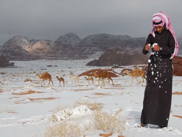 У пустелі Сахара випав сніг вперше майже за 40 років (фото). Фотограф-любитель встиг зробити знімки рідкісного явища.