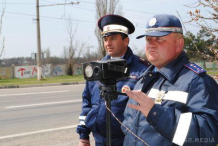  В Україні на дороги ДАІ повертається. Наступного року в Україні з'явиться дорожня поліція. Вона частково виконуватиме функції колишньої ДАІ.