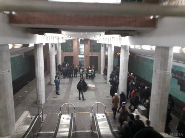 У Харкові через задимлення евакуювали пасажирів метро (фото). Повідомляється, що причиною задимлення була димова шашка у вентиляційній шахті.