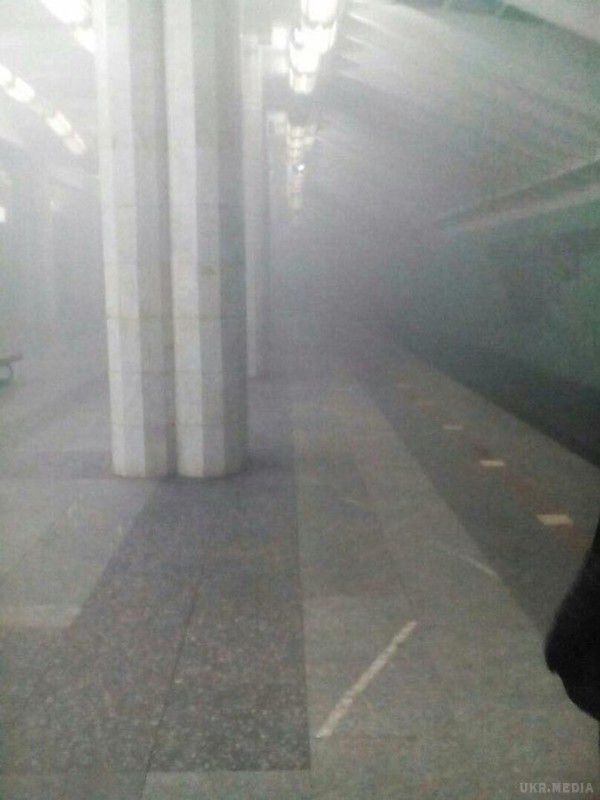 У Харкові через задимлення евакуювали пасажирів метро (фото). Повідомляється, що причиною задимлення була димова шашка у вентиляційній шахті.
