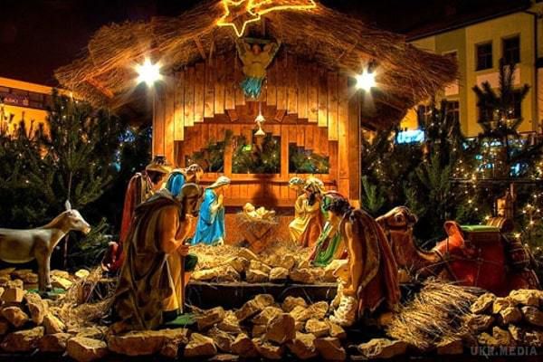 Різдво 25 грудня: історія, традиції і прикмети. У цю ніч у римо-католицьких храмах країни проходять урочисті богослужіння.