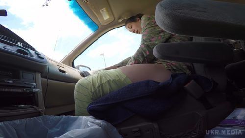 Унікальний випадок: молода мама народила малюка за 1 хвилину прямо в машині (відео 18+)