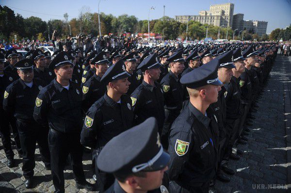 Умови для участі в конкурсі на посаду голови Нацполіції. Брати участь у конкурсі на посаду голови Національної поліції України може українець з повною юридичною освітою, стажем роботи у галузі права не менше 7 років після отримання диплома і 5 років управлінського стажу.