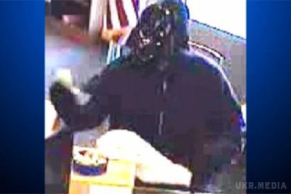 Людина в костюмі Дарта Вейдера пограбував банк в США. У США розшукують чоловіка, який грабує банки в костюмах кіногероїв. 