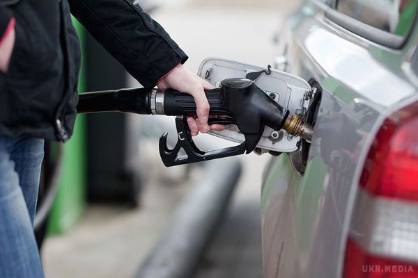 На українських АЗС протягом останньої доби ціни на бензин не змінилися. Скільки грошей можна зекономити чи переплатити за бензин на різних АЗС