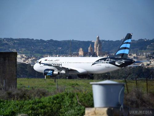 На Мальті сів захоплений лівійський літак. Прихильник Каддафі погрожує підірвати гранату. На Мальті приземлився лівійський літак Afriqiyah Airways A320, який, імовірно, був захоплений невідомими, повідомив прем'єр-міністр країни Джозеф Мускат в Twitter. Приземлення відбулося об 11:32 за місцевим часом, передає. На борту перебувають 118 осіб.