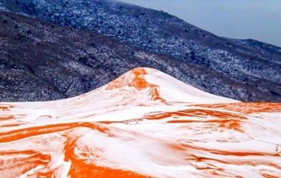 NASA представило супутниковий знімок снігу в пустелі Сахара. Сніг в пустелі випав вперше за 37 років.