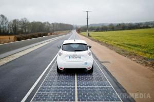  У Франції відкрили перше у світі шосе із сонячними панелями(відео). Влада Франції заявила про відкриття першої в світі дороги для машин з сонячними панелями