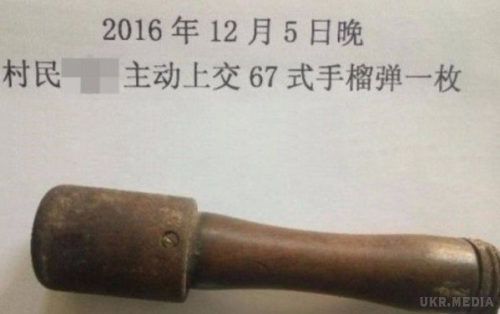 Неймовірно!!! Везучий Китаєць 25 років розколював волоські горіхи ручною гранатою. Китаєць приніс в місцеве відділення поліції ручну гранату, за допомогою якої він 25 років колов горіхи.