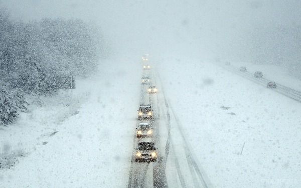На Україну насуваються сильні снігопади. Метеорологи попереджають українців про ускладнення погодніх умов по всіх території країни.