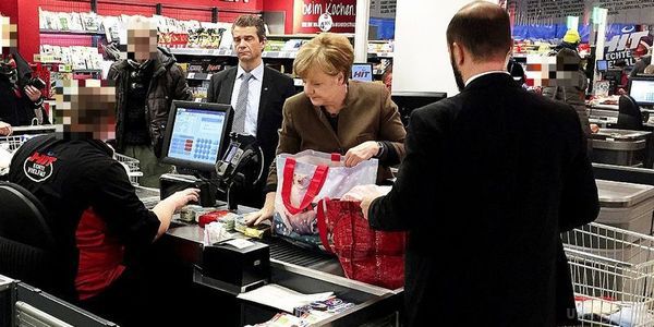 Канцлер Німеччини Ангела Меркель напередодні Різдва сходила за продуктами в супермаркет(фото). .Меркель була помічена за покупками в супермаркеті