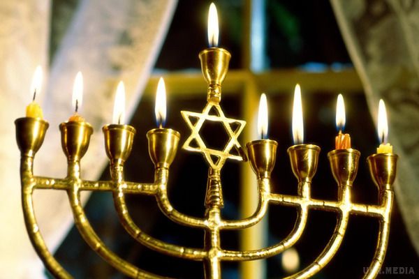 Євреї всього світу почали відзначати свято Хануки. Ханука - свято свічок" - святкується з 25 числа місяця і триває вісім днів.