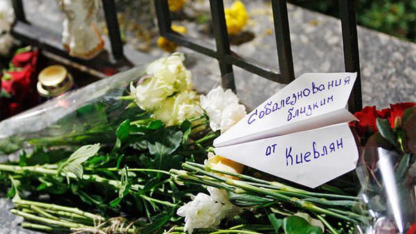 Катастрофа Ту-154: українці несуть квіти до посольства РФ у Києві. Громадяни України висловлюють свої співчуття сім'ям загиблих