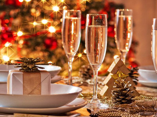 Що обов'язково має бути на святковому столі в Новий рік 2017. Зустрічати Новий рік 2017 потрібно правильно. Це не означає, що на столі повинні бути найдорожчі страви й посуд, а на гостях - брендові речі. 