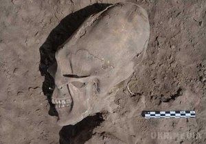 Мексиканські археологи знайшли череп "інопланетянина".  Мексиканські археологи під час розкопок доіспанського поховання у штаті Сонора виявили сильно витягнутий і сплощений череп, який нагадує голову інопланетянина з фільму "Чужий". 
