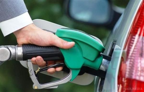 Найбільші АЗС підвищили ціни на бензин і дизпаливо. Вартість пального зросла у більшості АЗС на 0,5 грн/л.