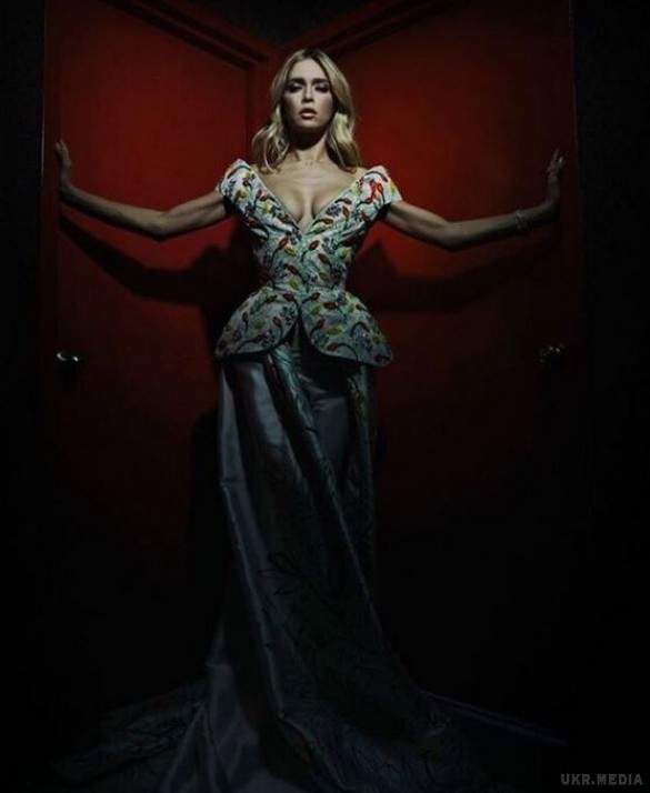 Віра Брежнєва похвалилася пишними формами в шикарній сукні. Артистка заінтригувала фанатів кадром з нової фотосесії.