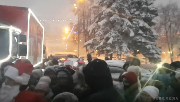 Як росіяни за "халявну" Coca-Cola боролися (відео). Організатори намагалися вгамувати натовп.