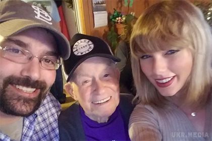 Тейлор Свіфт прийшла на різдвяну вечірку до 96-річного прихильника. Артистка зіграла на гітарі і виконала свою пісню Shake it Off.