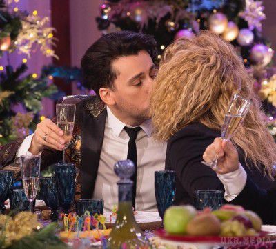 Галкін випив шампанське і поцілував  перед   камерою Пугачову. Фото Пугачової, цілуються з Галкіним, було зроблено під час проведення зйомок однієї з новорічних телепрограм. 