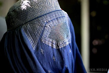 В Афганістані обезголовили жінку яка відправилася за покупками без чоловіка. В афганській провінції Сар-е-пул, що знаходиться під контролем бойовиків руху «Талібан», група озброєних людей обезглавила жительку села Латті, що відправилася за покупками без чоловіка.