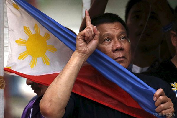 Президент Філіппін пообіцяв скидати корупціонерів з вертольота. Скандальний президент зізнався, що вже робив подібне.