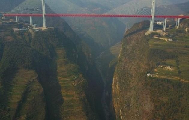 У Китаї дали старт руху автомобільного транспорту по найвищому в світі навісному мосту. Будівництво мосту було завершено у вересні. 